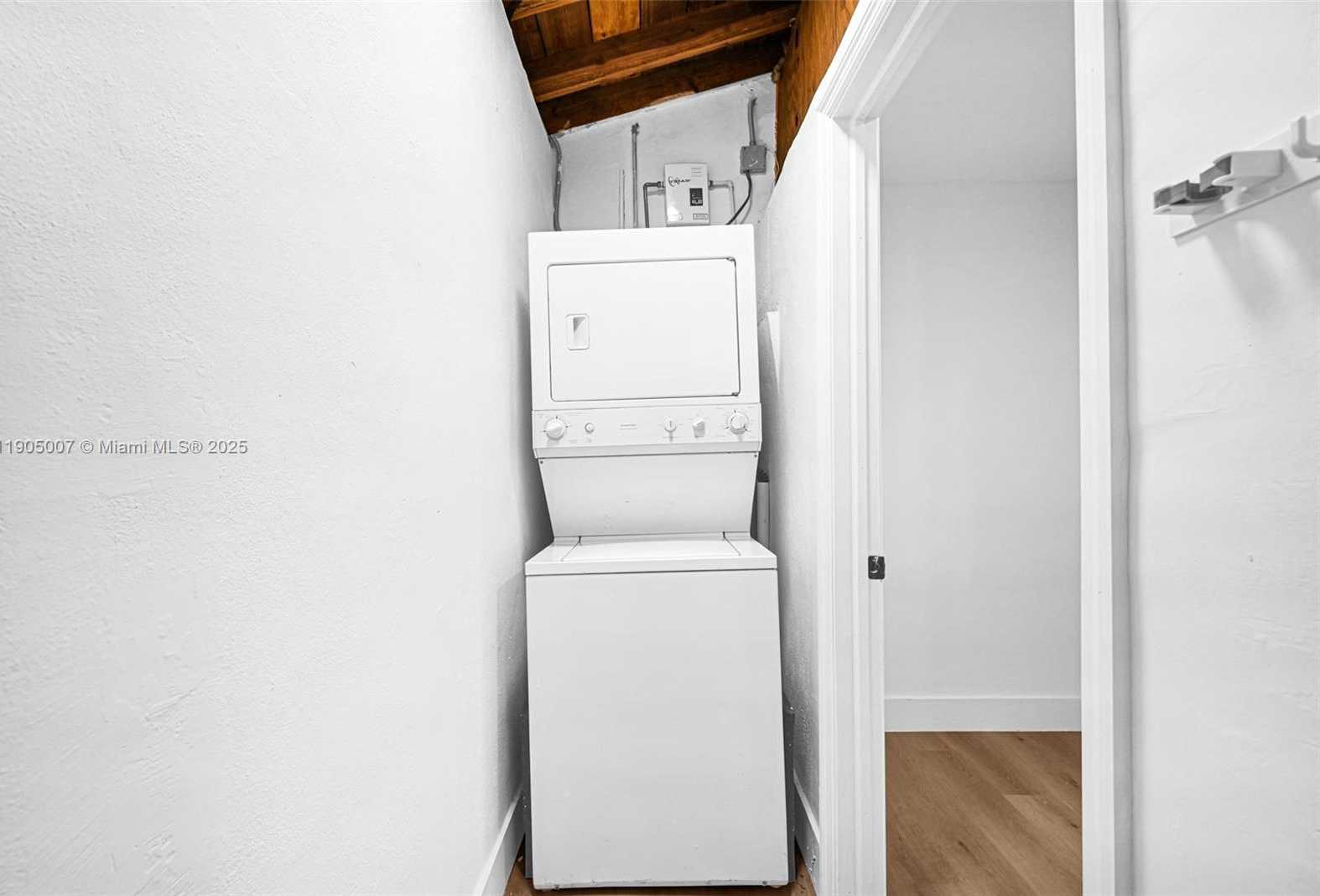 Small Image of 1918 TAFT ST, Hollywood Number 64