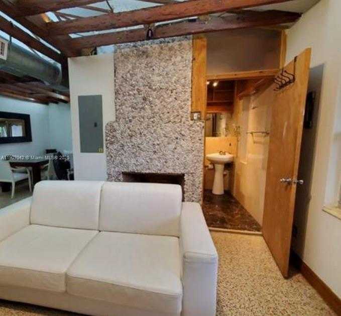 Small Image of 6918 NORTH EAST 5TH AVE, Miami Number 3