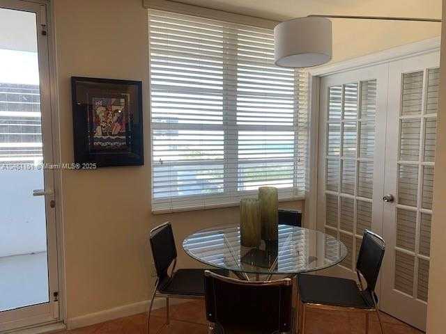 Small Image of 100 Lincoln Rd, Miami Beach, FL 33139, USA Number 2