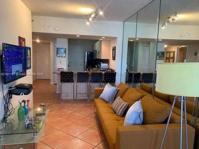 Small Image of 100 Lincoln Rd, Miami Beach, FL 33139, USA Number 4