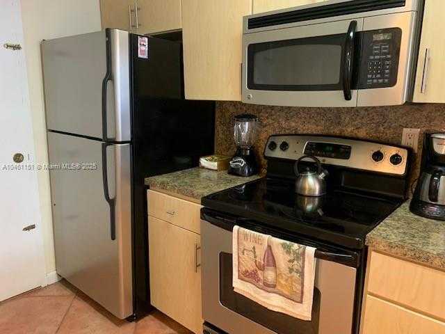 Small Image of 100 Lincoln Rd, Miami Beach, FL 33139, USA Number 6