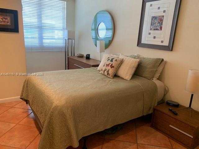 Small Image of 100 Lincoln Rd, Miami Beach, FL 33139, USA Number 8