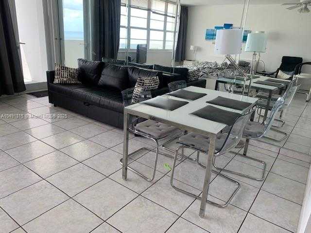 Small Image of 100 Lincoln Rd, Miami Beach, FL 33139, USA Number 4