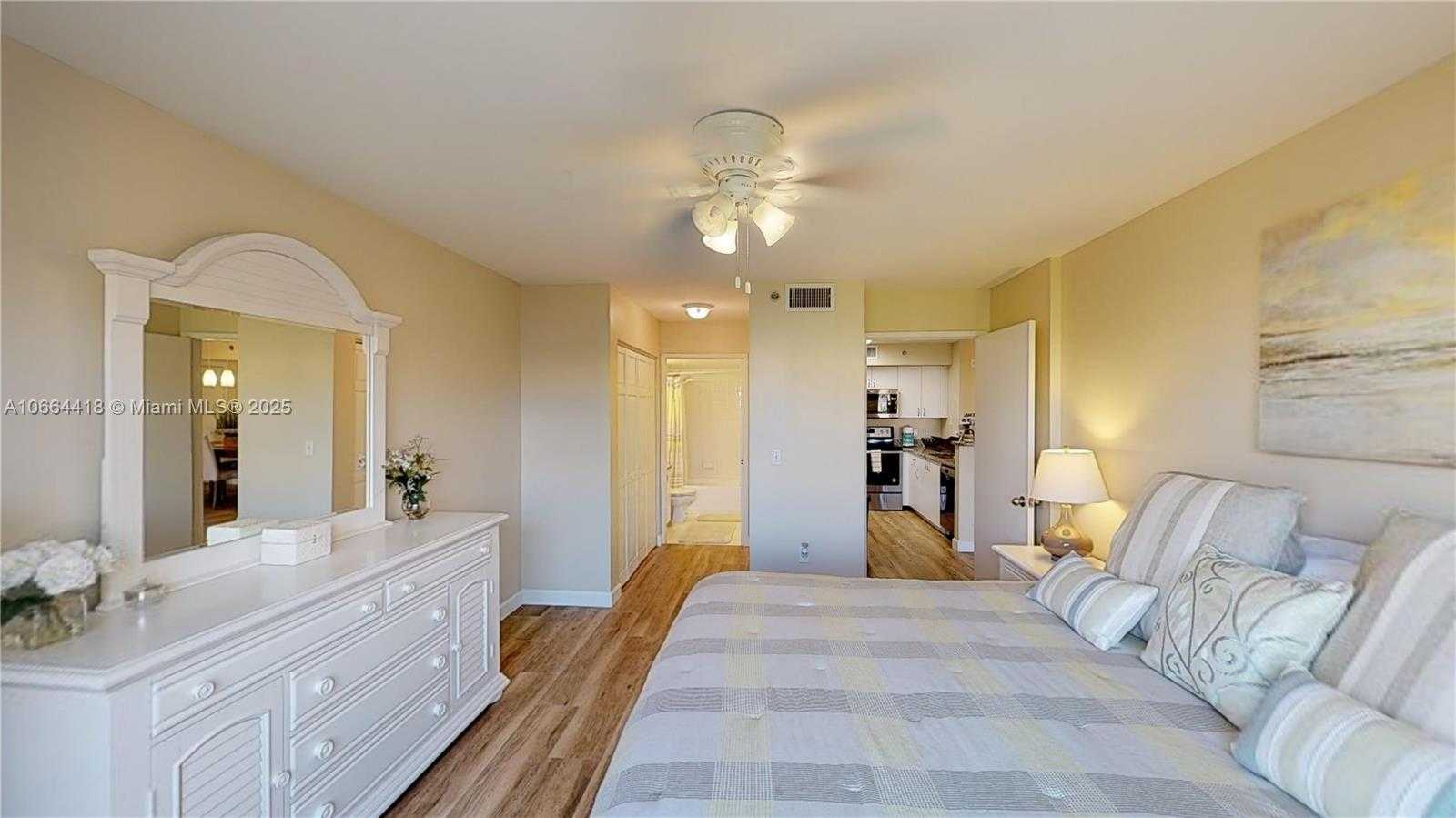 Small Image of 19701 E Country Club Dr, Aventura, FL 33180, USA Number 18