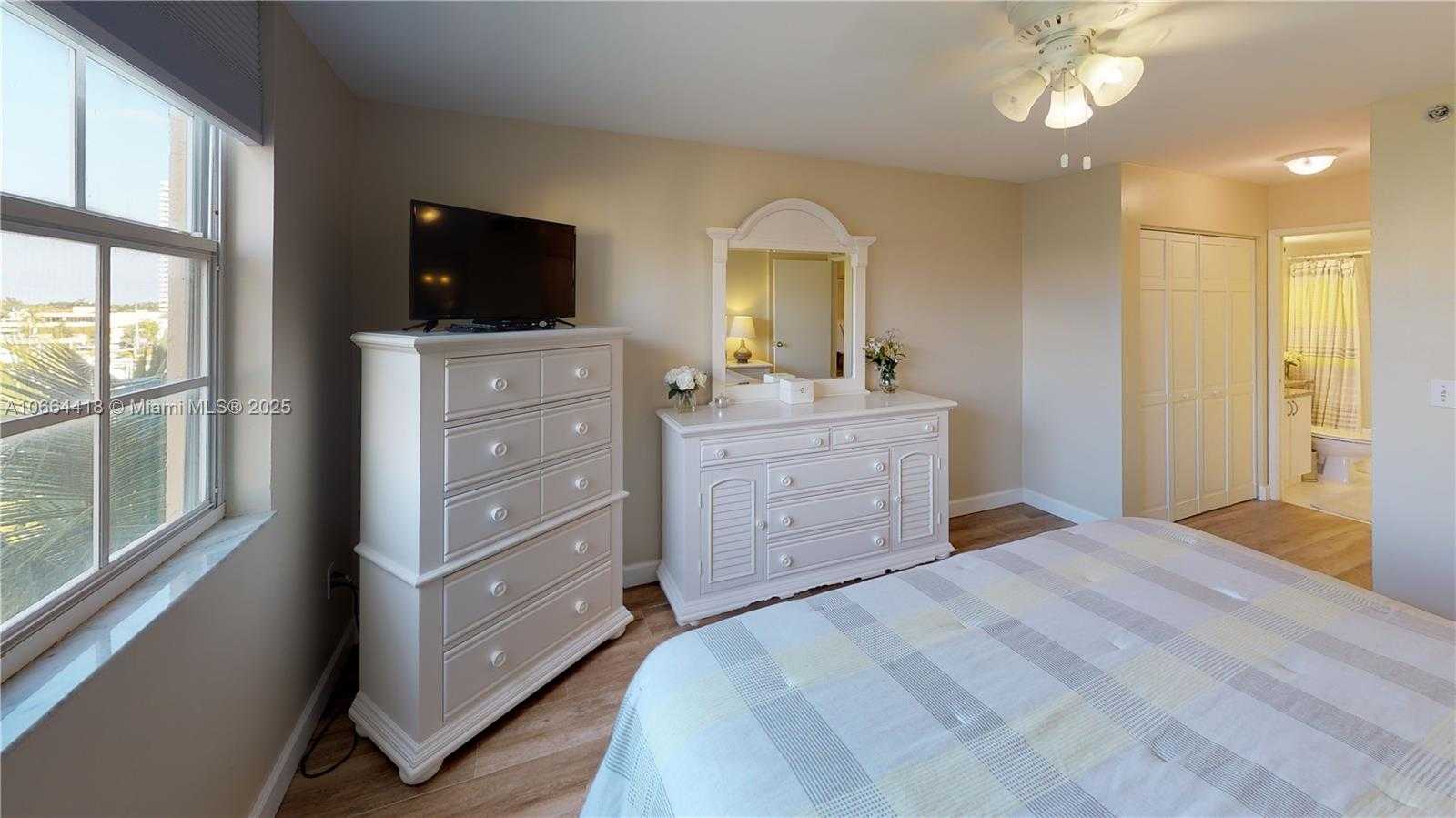 Small Image of 19701 E Country Club Dr, Aventura, FL 33180, USA Number 22