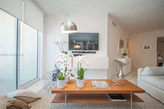 Small Image of 16699 Collins Ave, Hollywood, FL 33024, USA Number 16