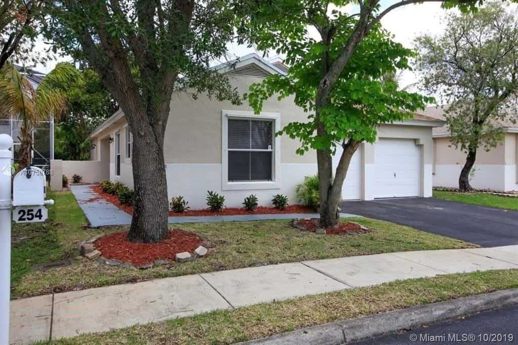 Small Image of 254 NORTH WEST 207TH TER, Pembroke Pines Number 2