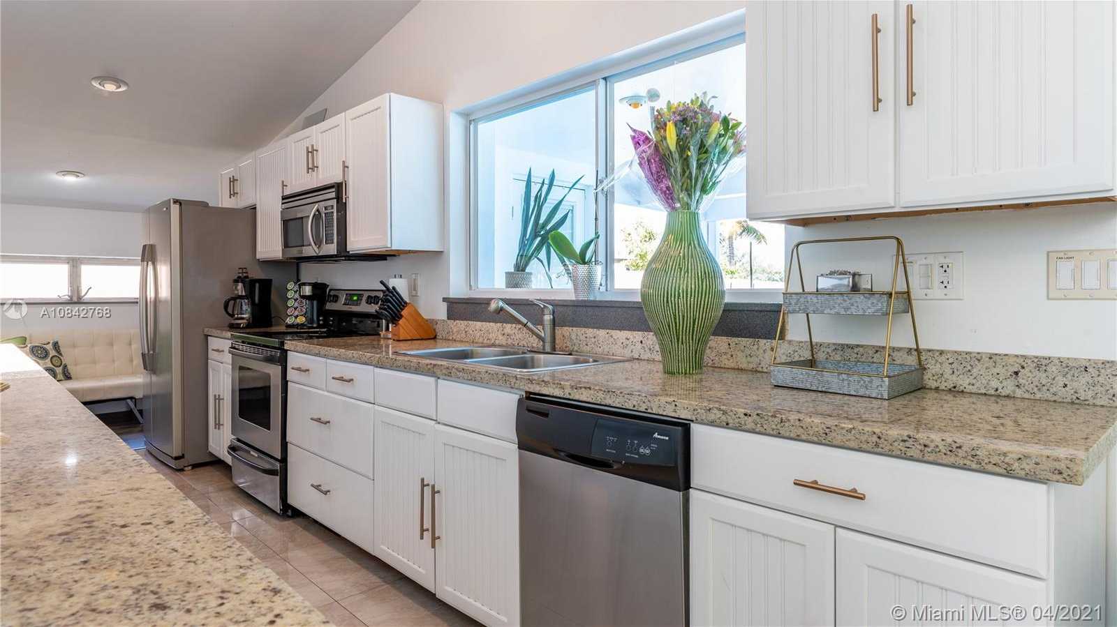 Small Image of 2541 NORTH EAST 195TH ST, Miami Number 7