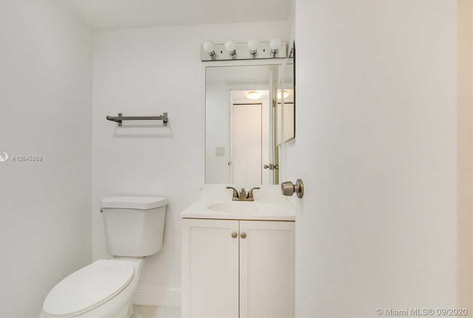 Small Image of 100 BAYVIEW DR #1209, Sunny Isles Beach Number 4