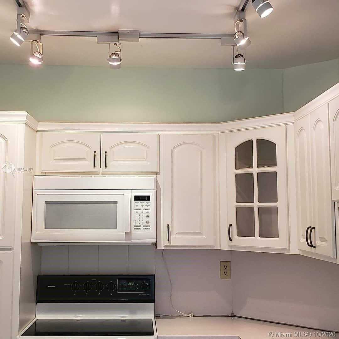 Small Image of 500 BAYVIEW DR #217, Sunny Isles Beach Number 4