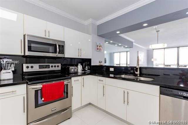 Small Image of 17050 N BAY RD #702, Sunny Isles Beach Number 3