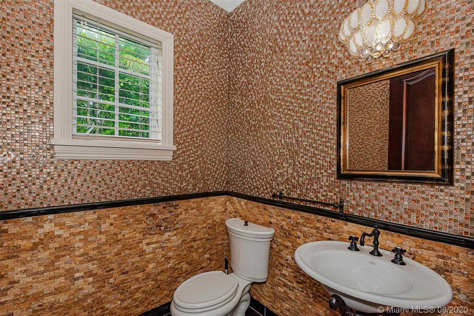 Small Image of 674 OCEAN BLVD, Golden Beach Number 13