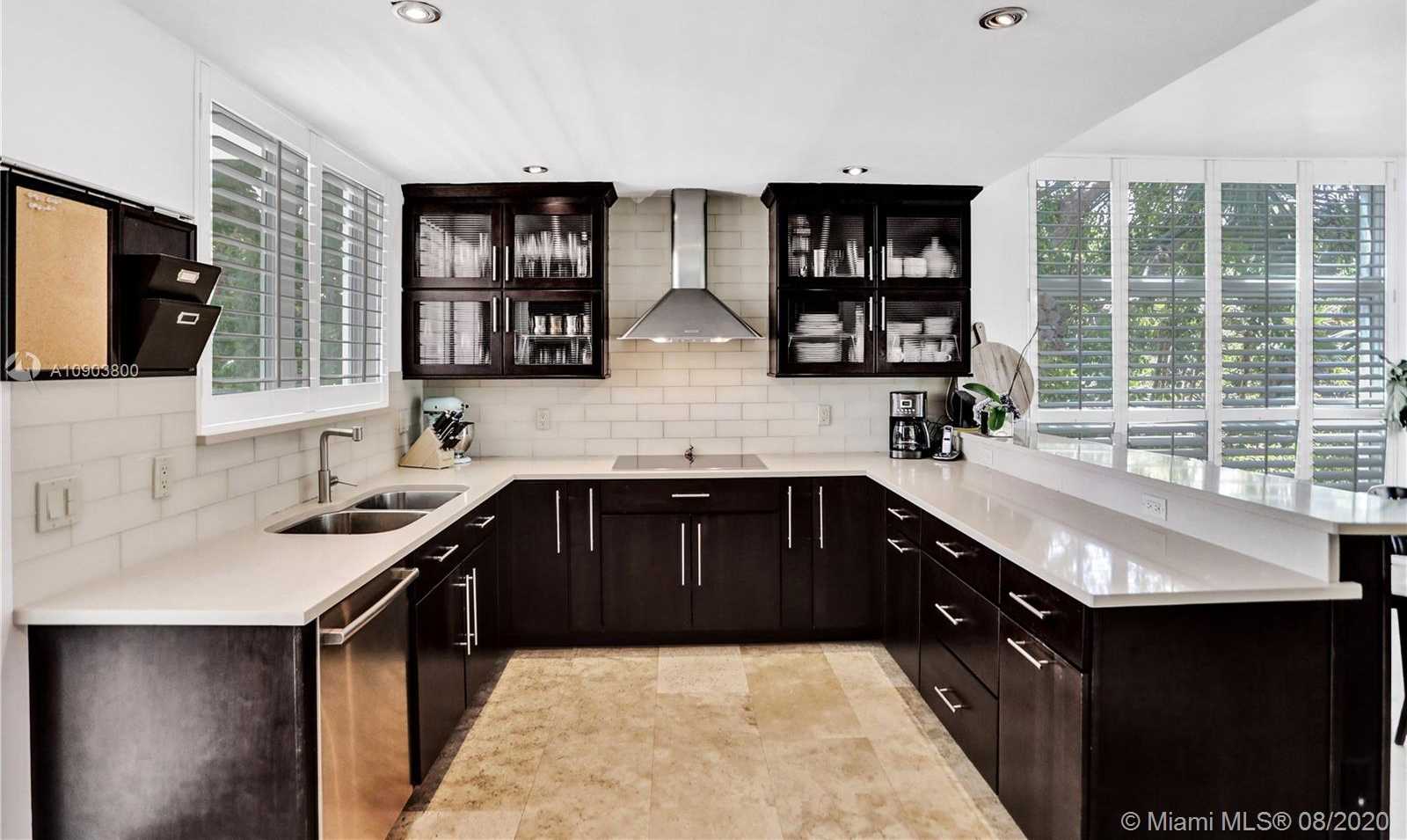 Small Image of 110 WOODCREST LN #102, Key Biscayne Number 2