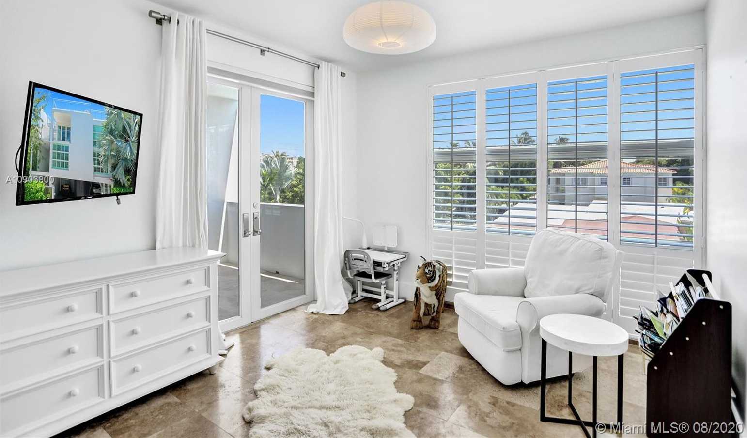 Small Image of 110 WOODCREST LN #102, Key Biscayne Number 25