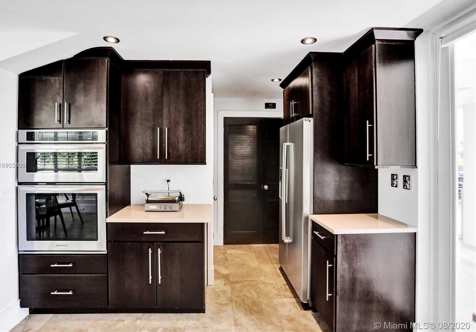 Small Image of 110 WOODCREST LN #102, Key Biscayne Number 3
