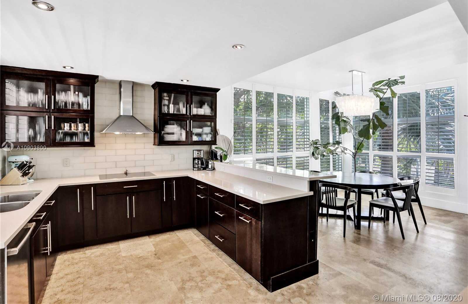 Small Image of 110 WOODCREST LN #102, Key Biscayne Number 4