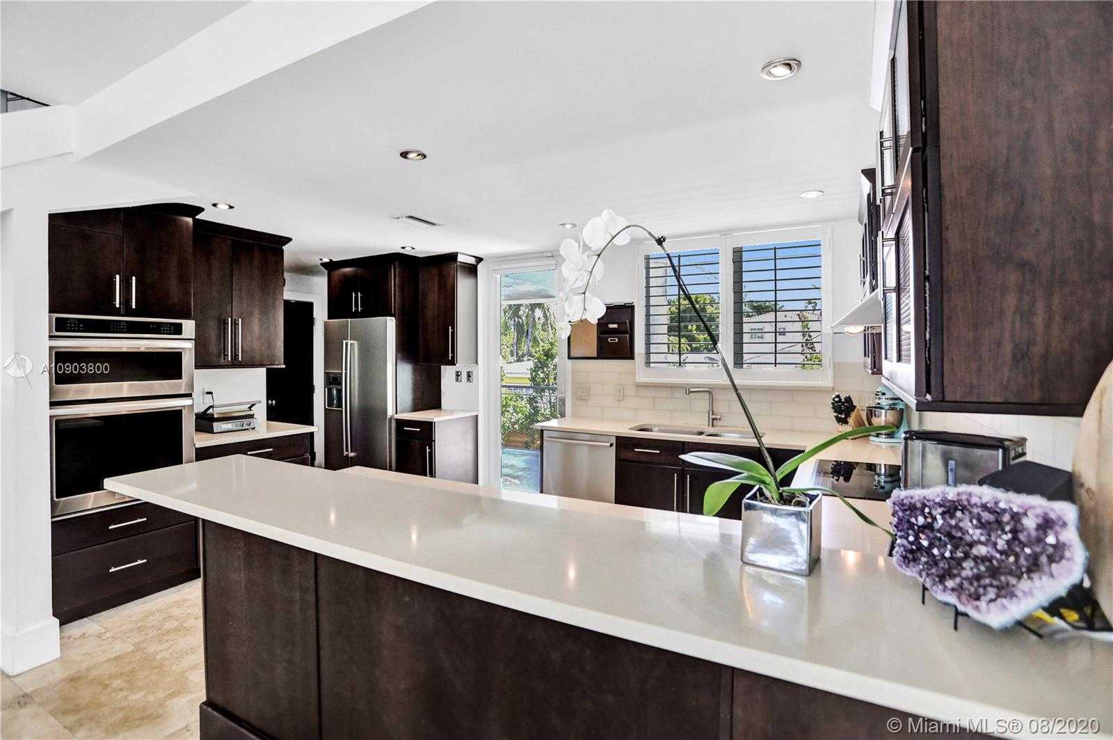 Small Image of 110 WOODCREST LN #102, Key Biscayne Number 5
