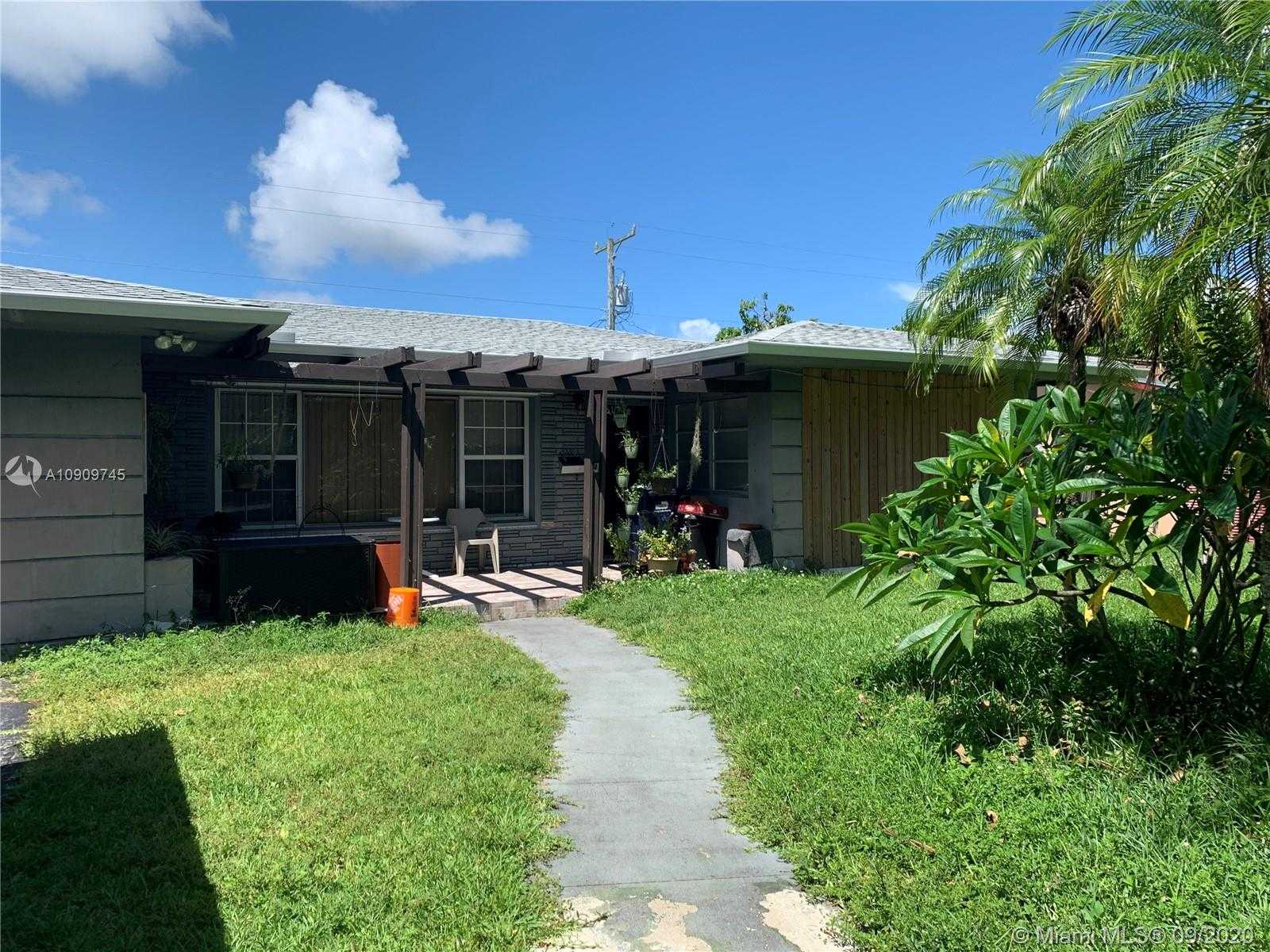 Small Image of 2021 NORTH EAST 171ST ST, North Miami Beach Number 2
