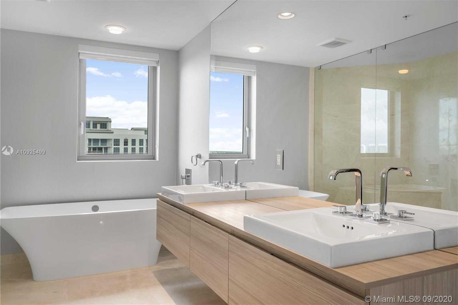 Small Image of 17111 BISCAYNE BLVD #LPH7, North Miami Beach Number 26