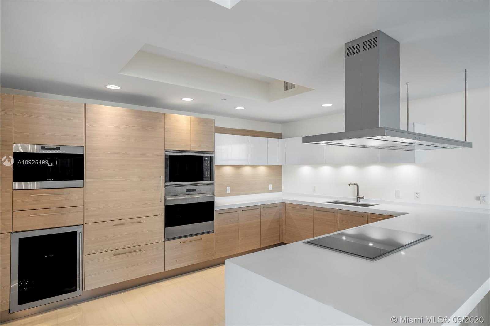 Small Image of 17111 BISCAYNE BLVD #LPH7, North Miami Beach Number 5