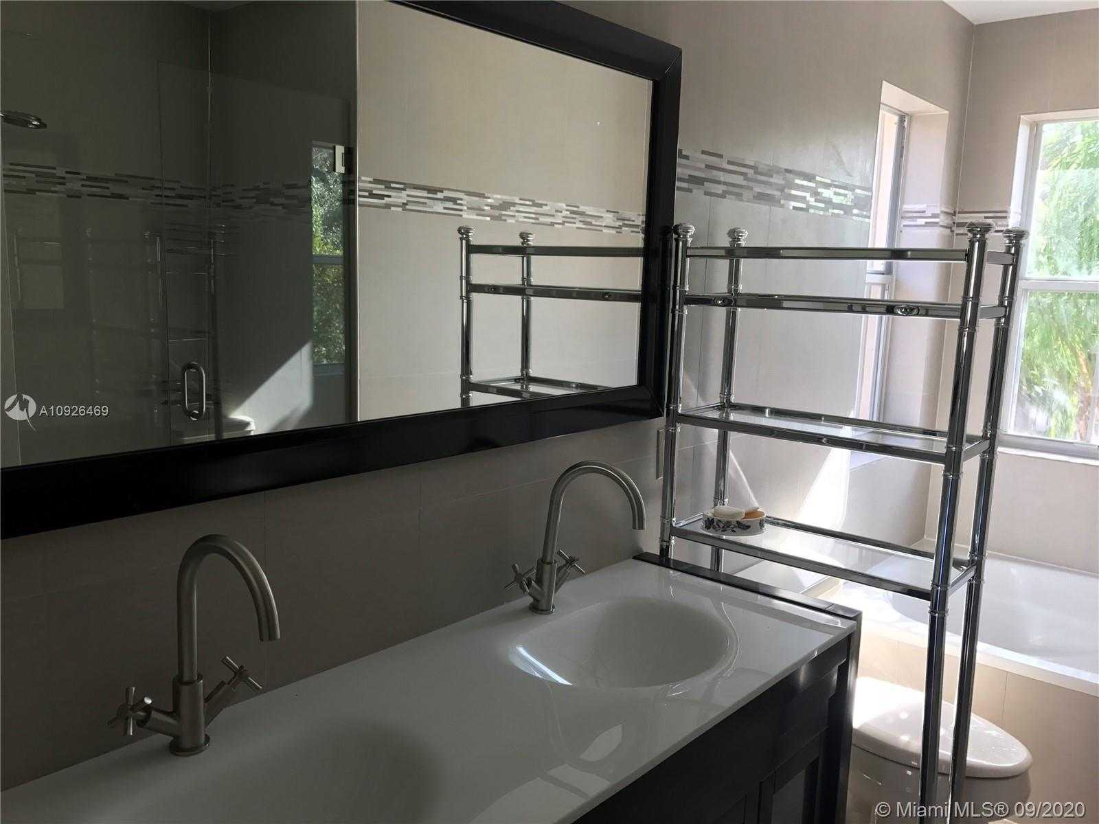 Small Image of 1125 LIDFLOWER ST, Hollywood Number 14
