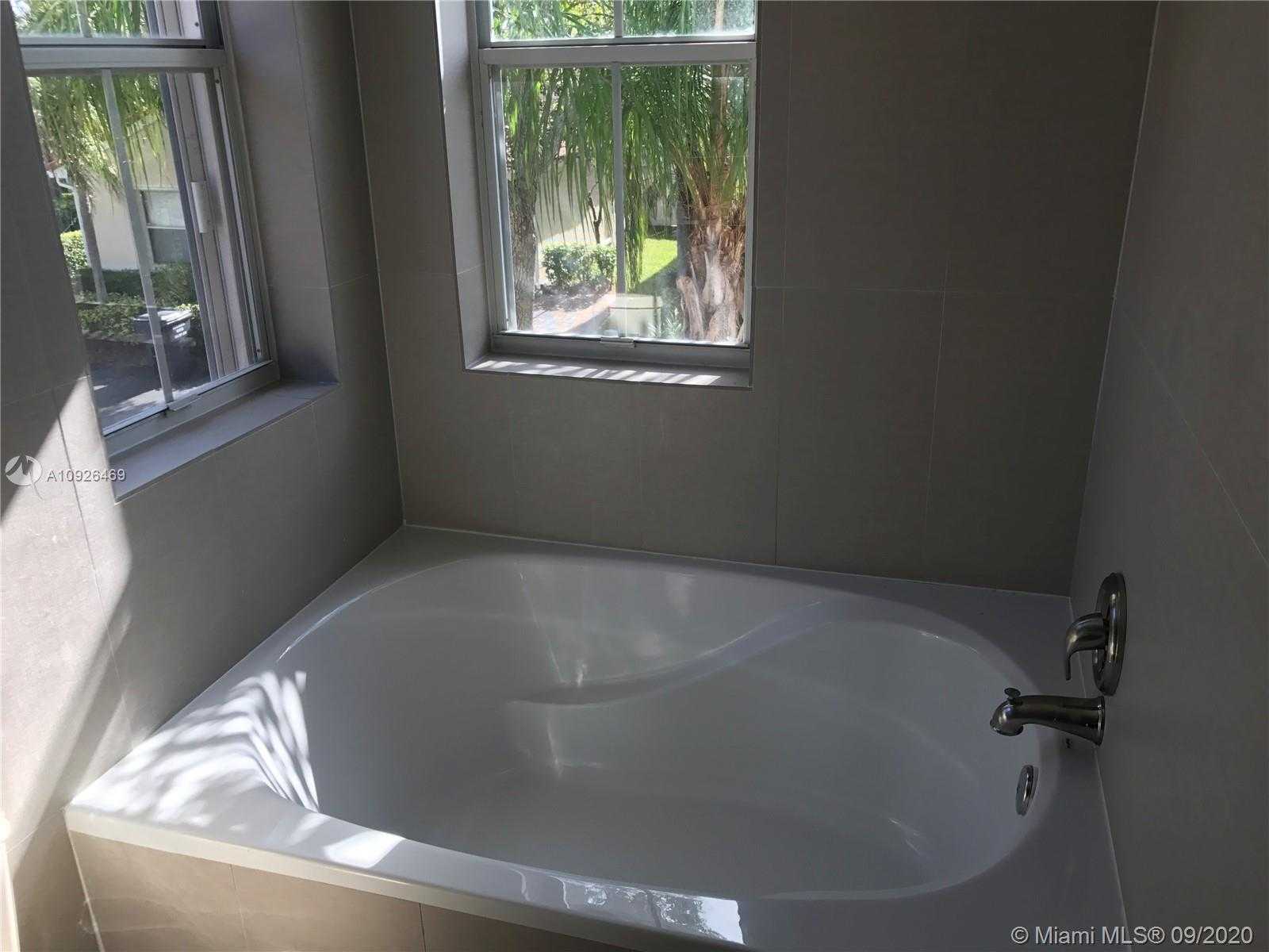 Small Image of 1125 LIDFLOWER ST, Hollywood Number 15