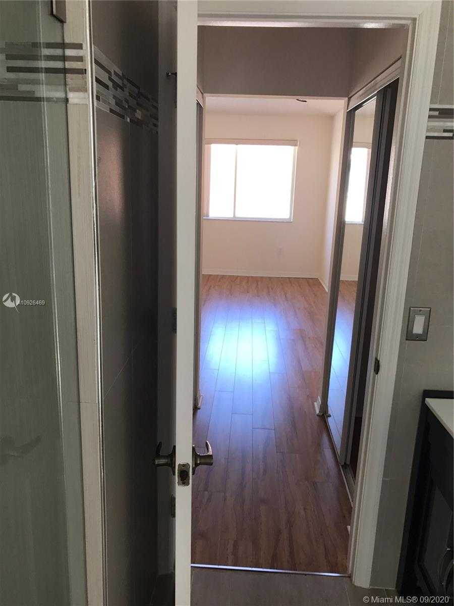 Small Image of 1125 LIDFLOWER ST, Hollywood Number 34