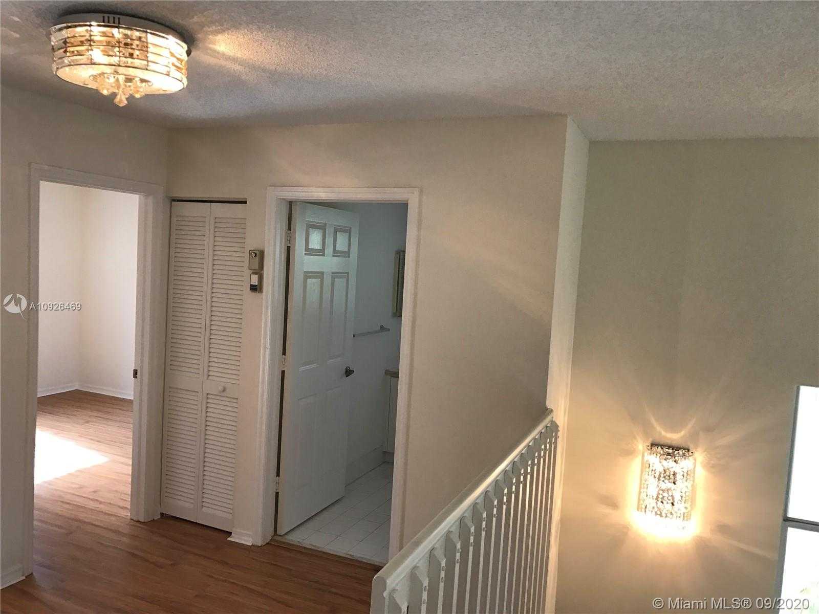 Small Image of 1125 LIDFLOWER ST, Hollywood Number 5