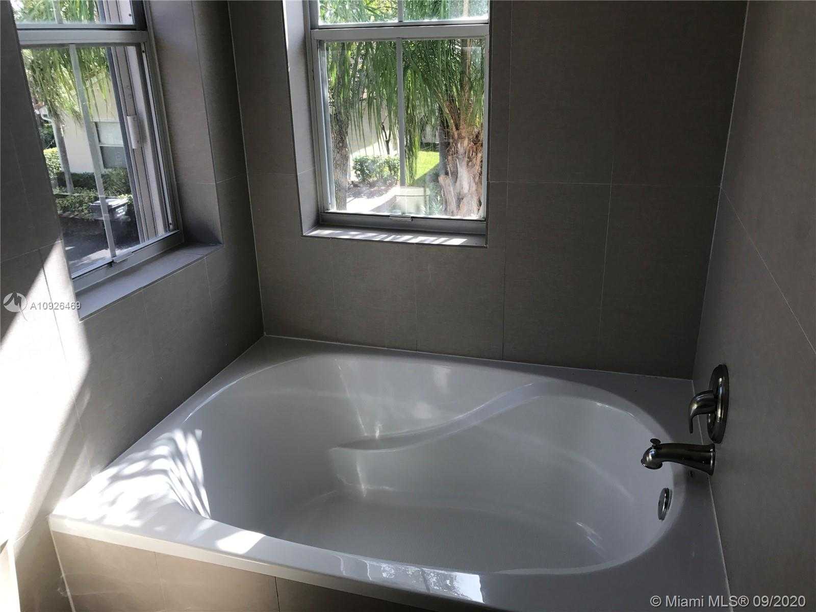 Small Image of 1125 LIDFLOWER ST, Hollywood Number 9