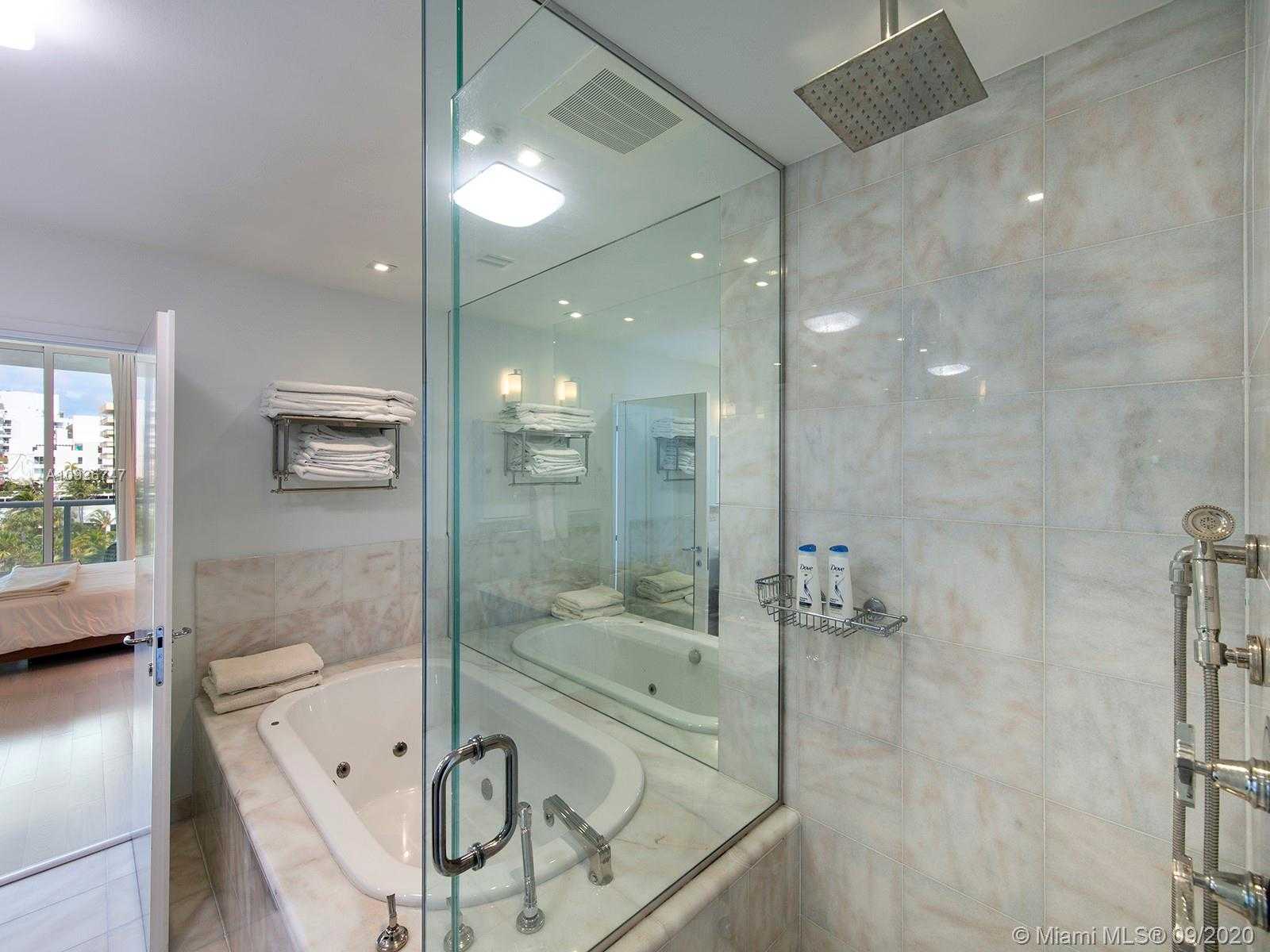 Small Image of 50 SOUTH POINTE DR #707, Miami Beach Number 12