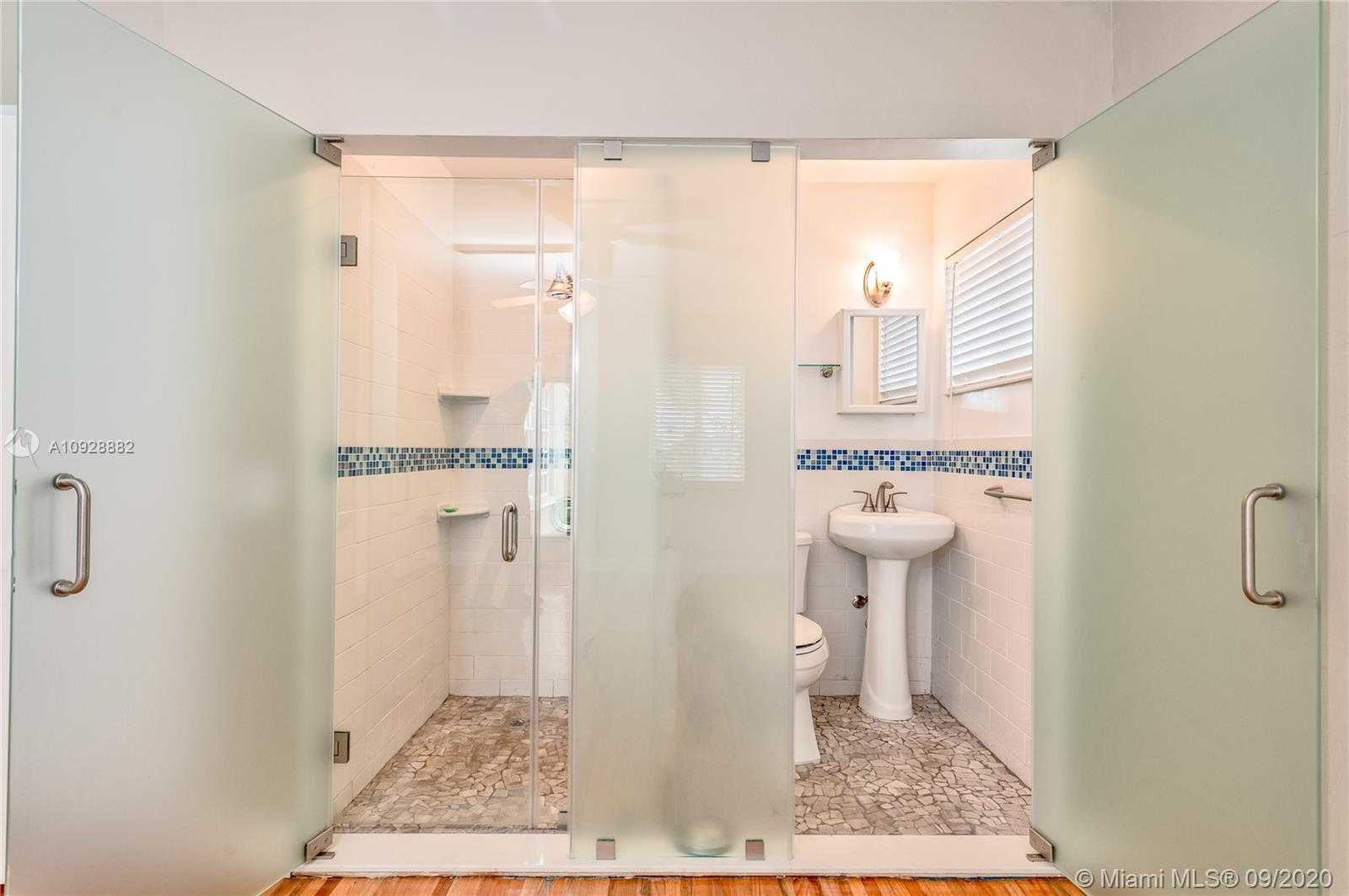 Small Image of 931 Bluebird Ave, Miami Springs, FL 33166, USA Number 14