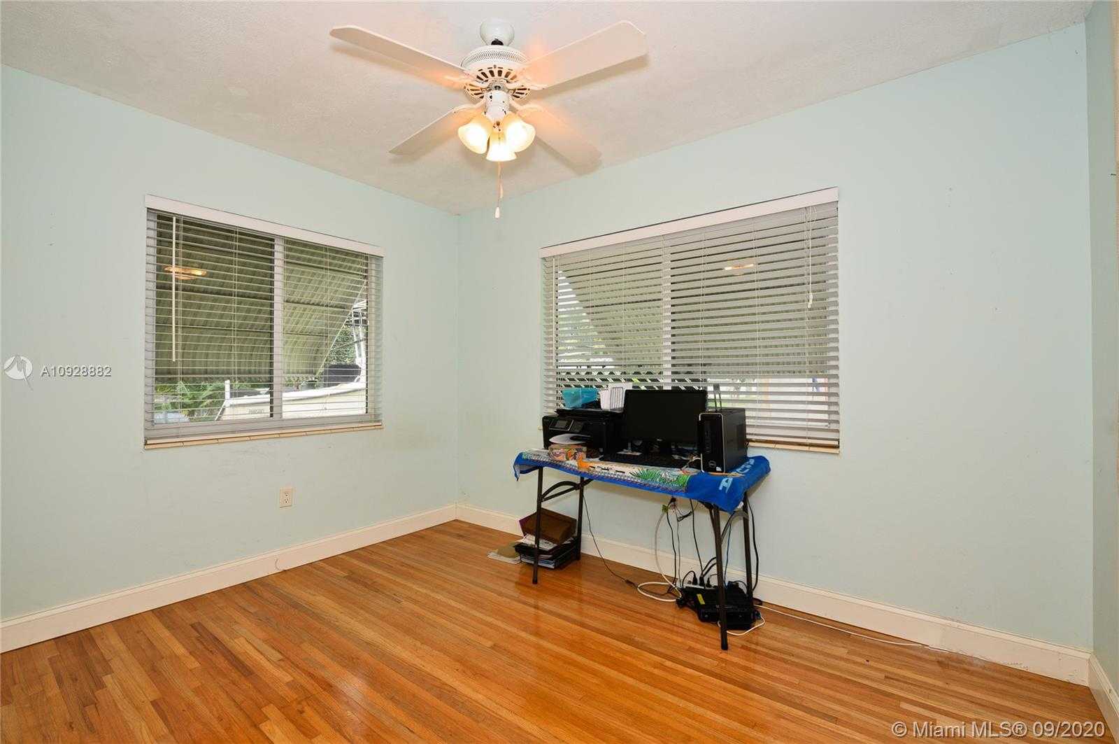 Small Image of 931 Bluebird Ave, Miami Springs, FL 33166, USA Number 15