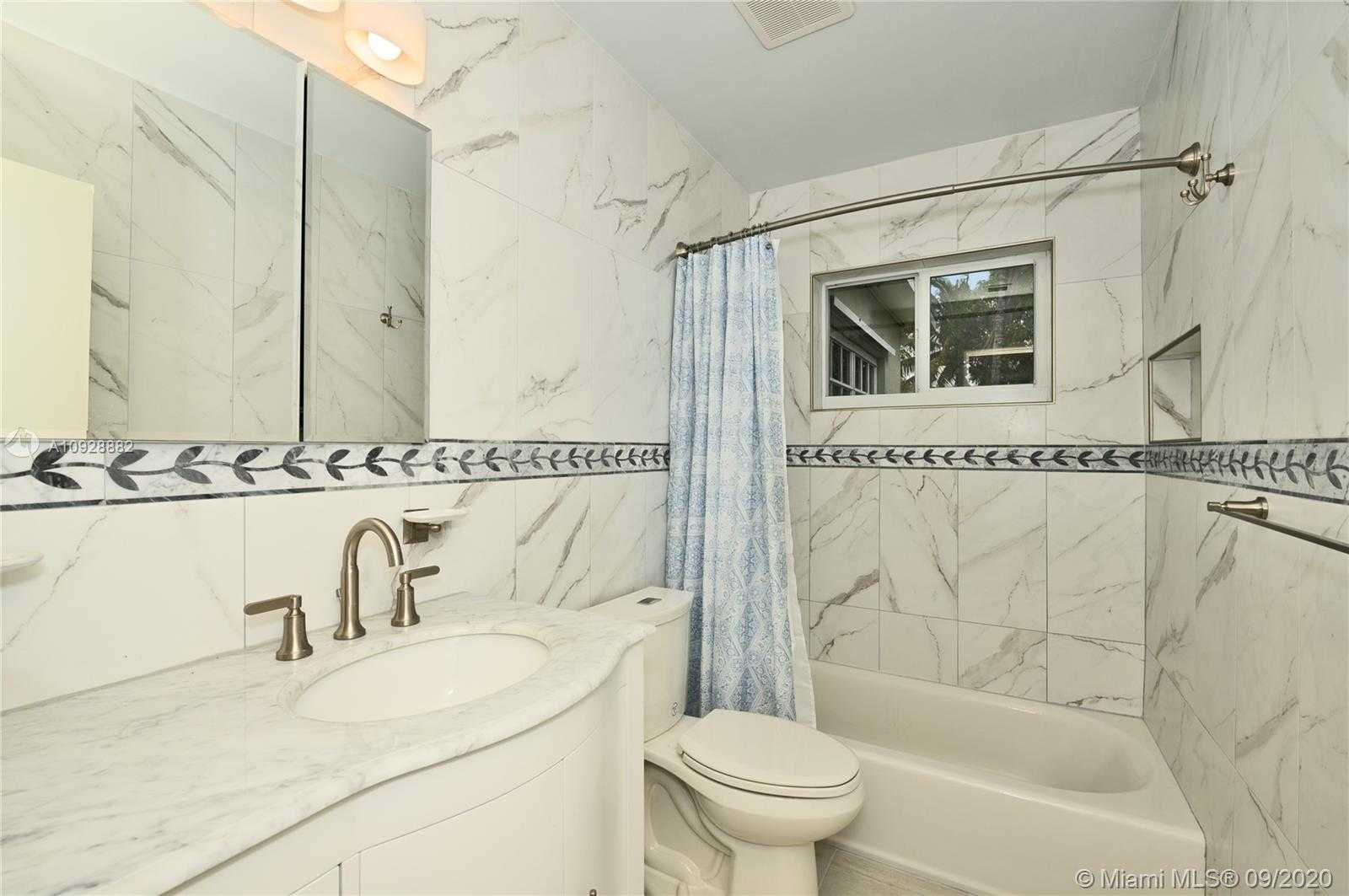 Small Image of 931 Bluebird Ave, Miami Springs, FL 33166, USA Number 16