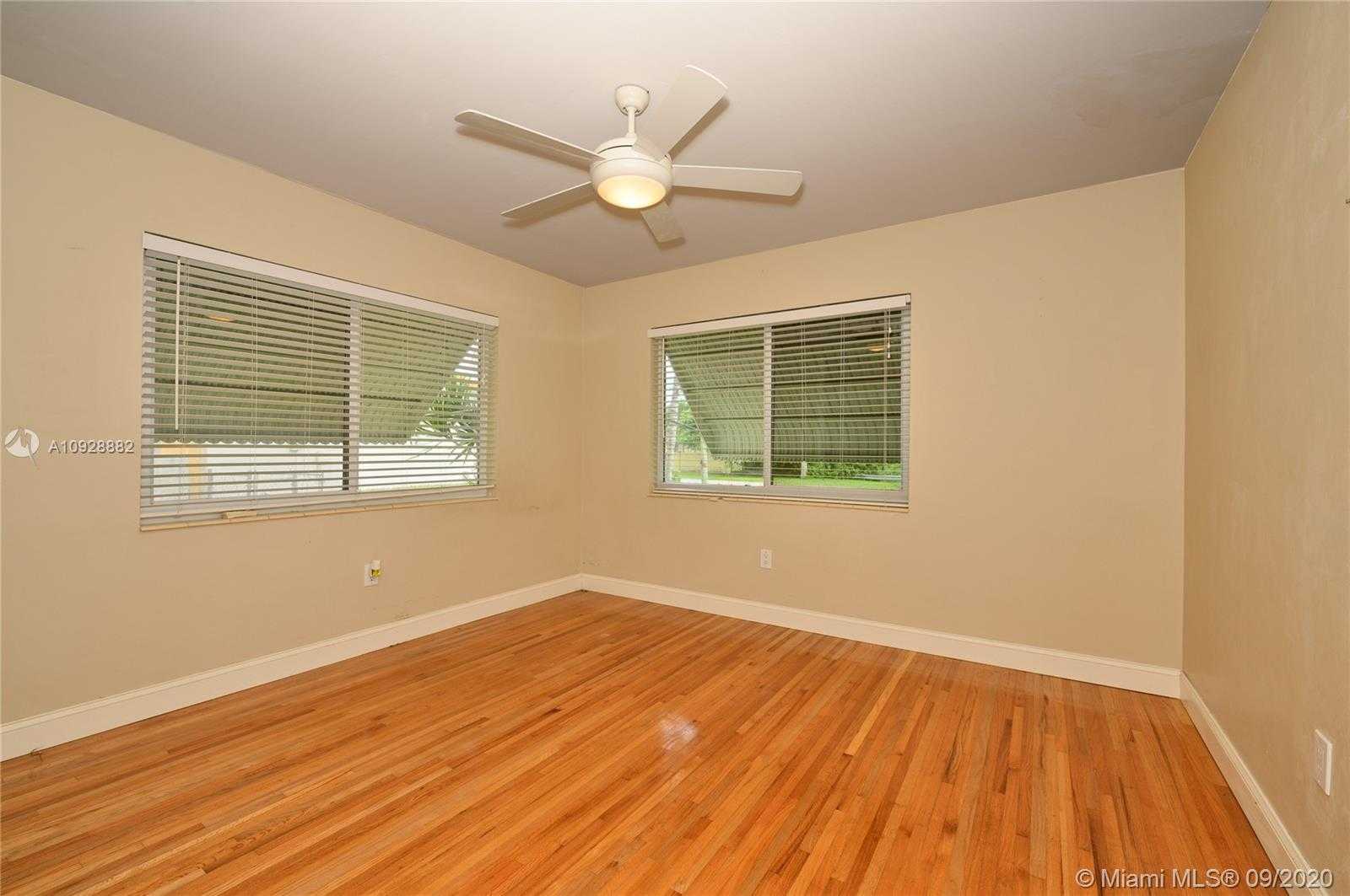 Small Image of 931 Bluebird Ave, Miami Springs, FL 33166, USA Number 17