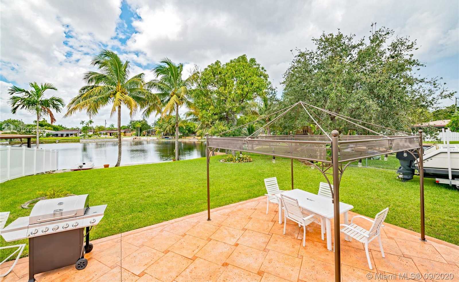 Small Image of 931 Bluebird Ave, Miami Springs, FL 33166, USA Number 2