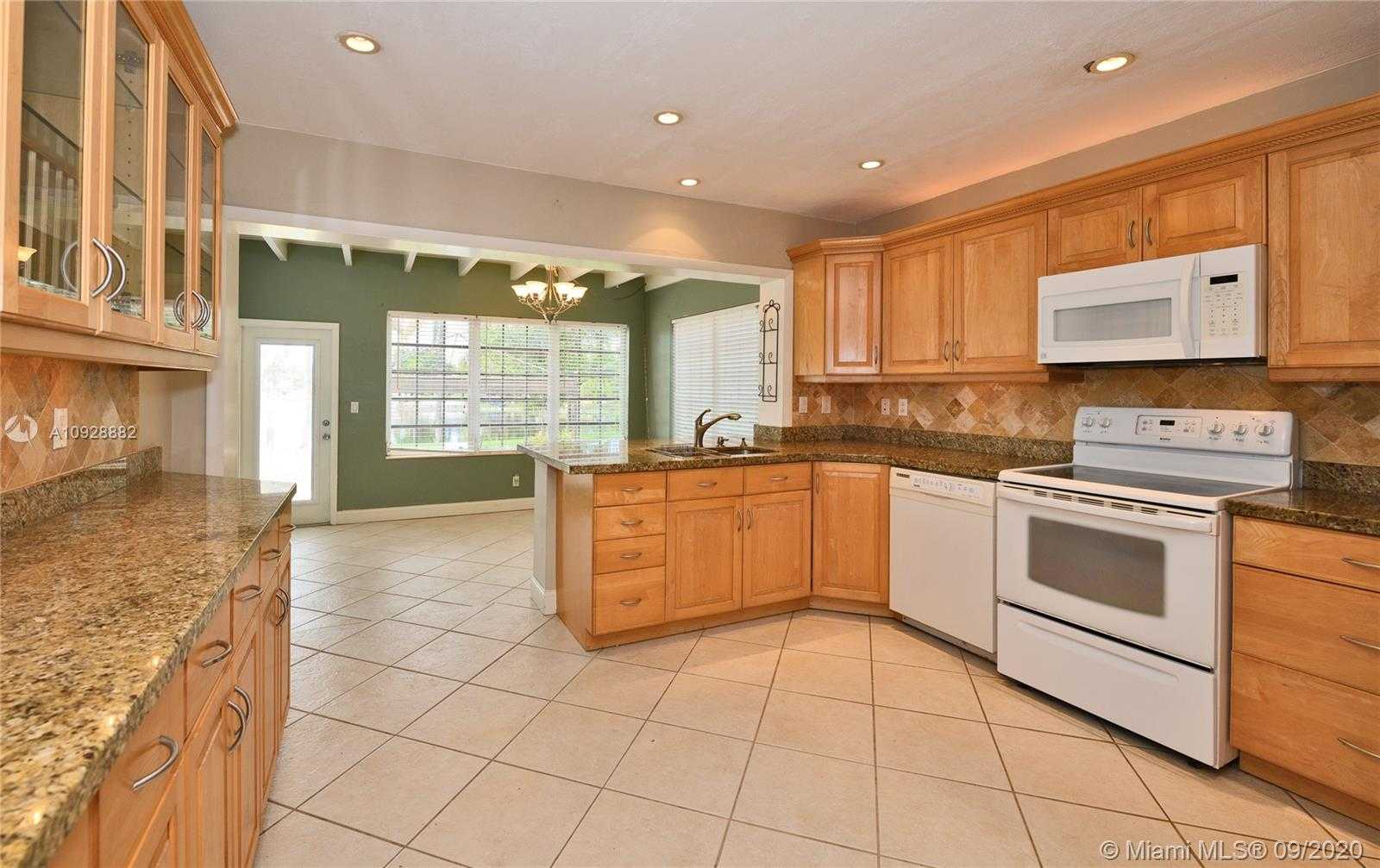 Small Image of 931 Bluebird Ave, Miami Springs, FL 33166, USA Number 8