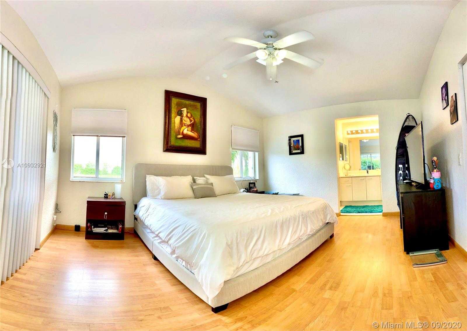 Small Image of 1284 CANARY ISLAND DR, Weston Number 7