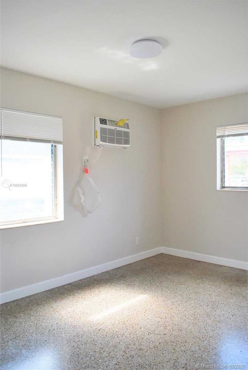 Small Image of 1828 LAUDERDALE MANOR DR #1, Fort Lauderdale Number 3