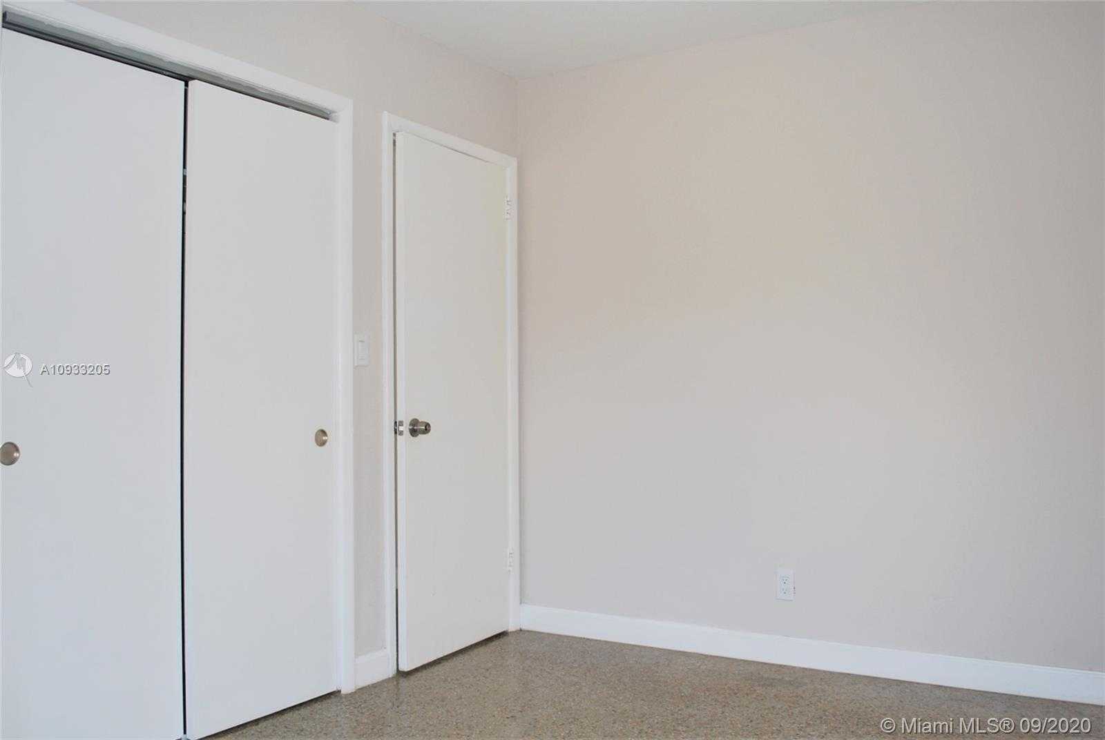 Small Image of 1828 LAUDERDALE MANOR DR #1, Fort Lauderdale Number 4