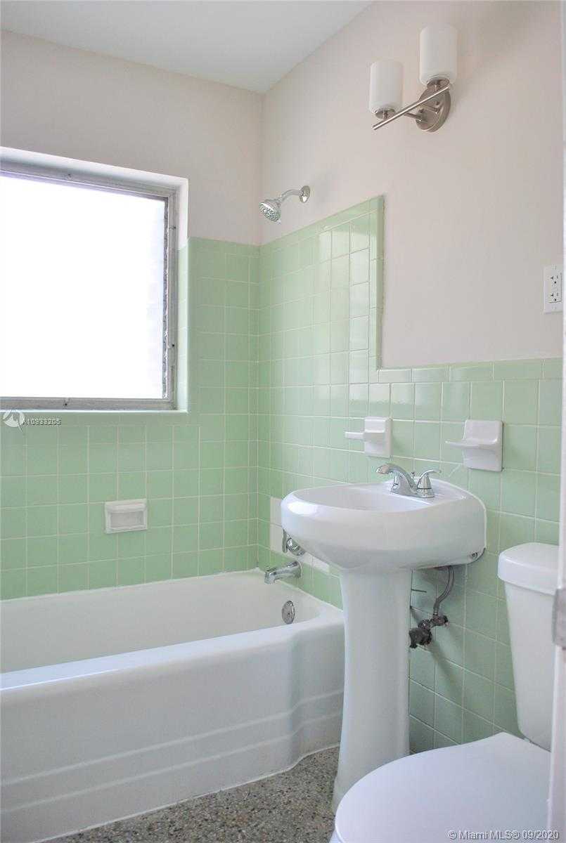 Small Image of 1828 LAUDERDALE MANOR DR #1, Fort Lauderdale Number 6