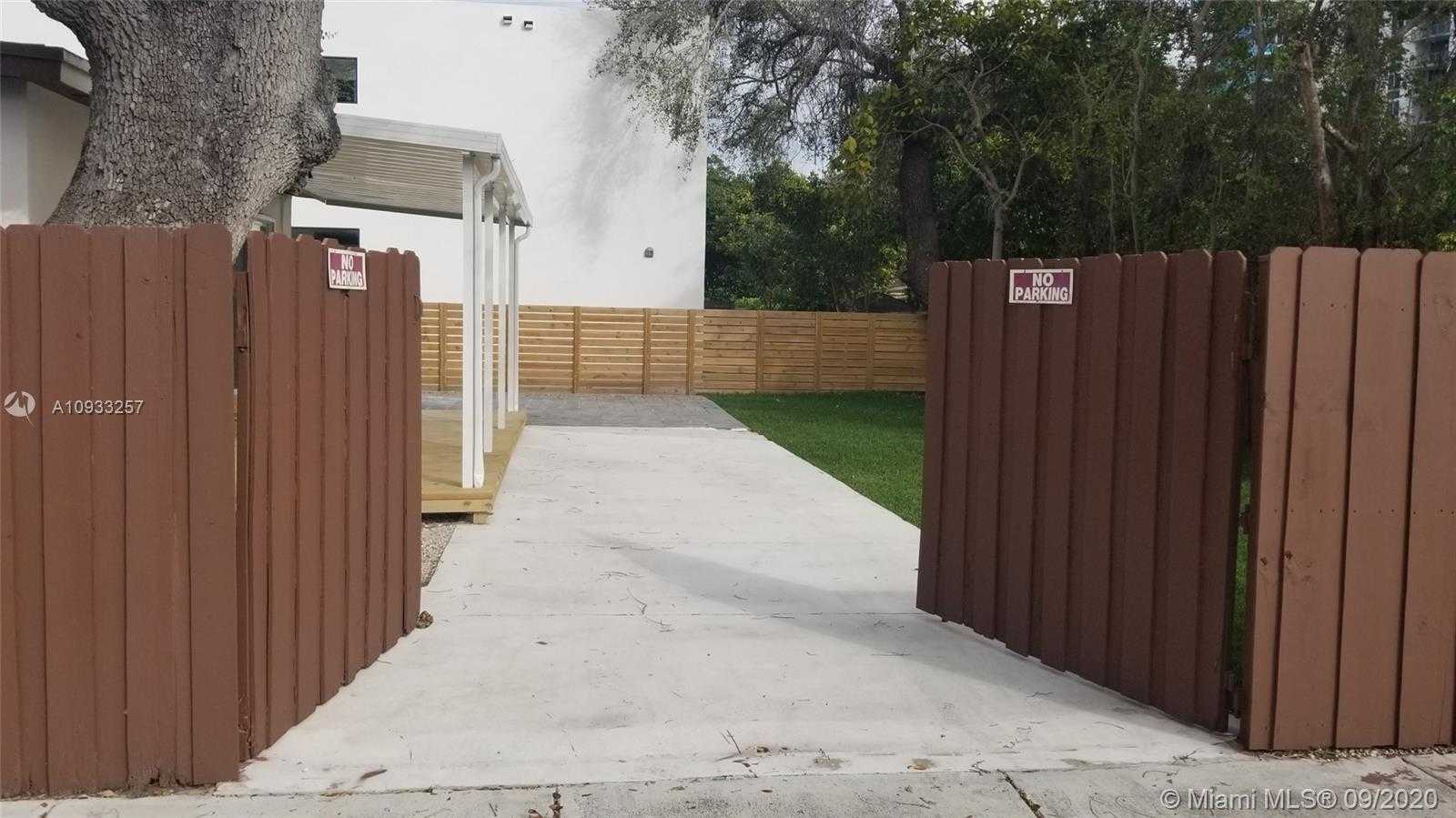 Small Image of 2952 SOUTH WEST 27TH TER, Miami Number 25