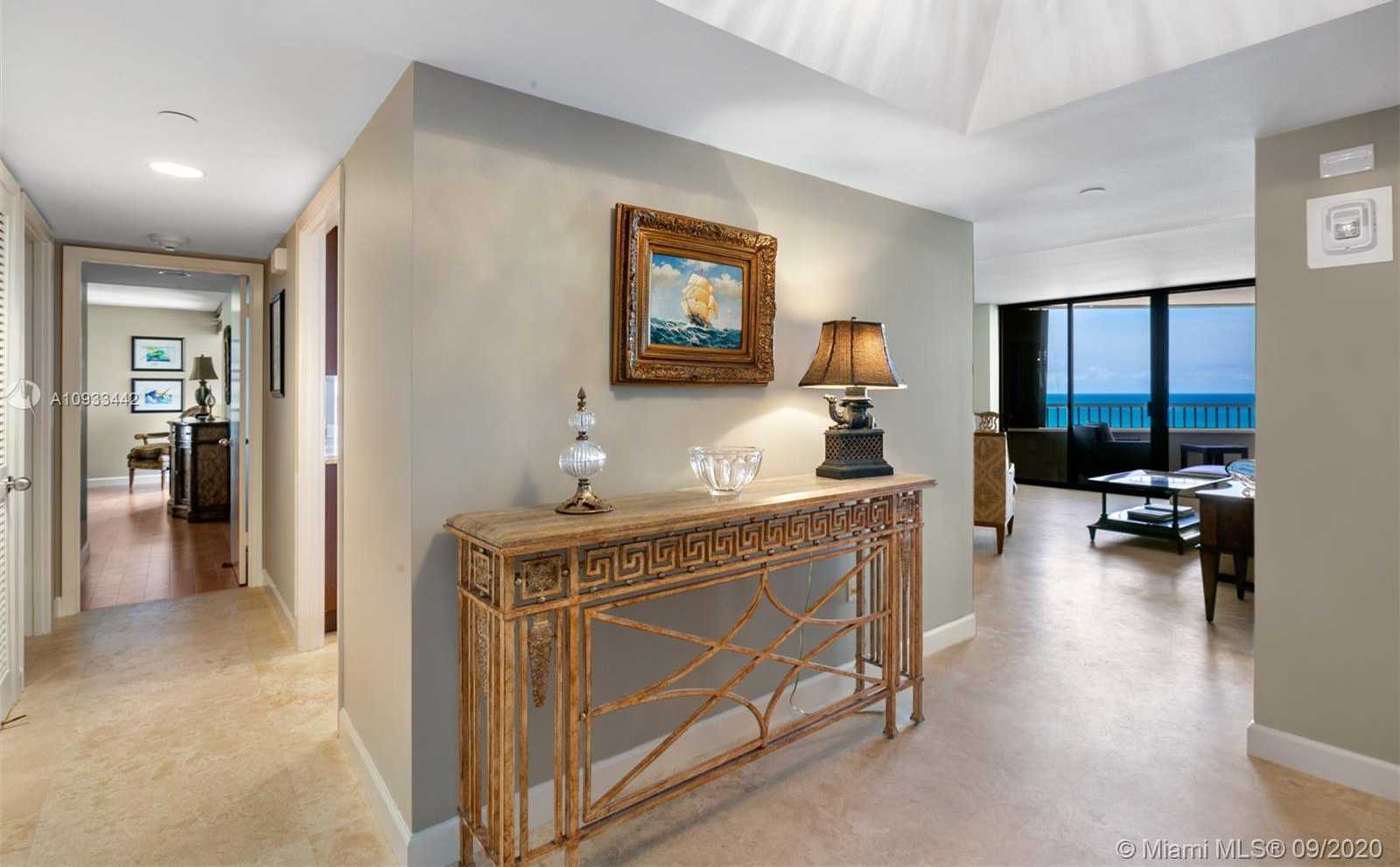 Small Image of 5070 N Ocean Dr, Riviera Beach, FL 33404, USA Number 5