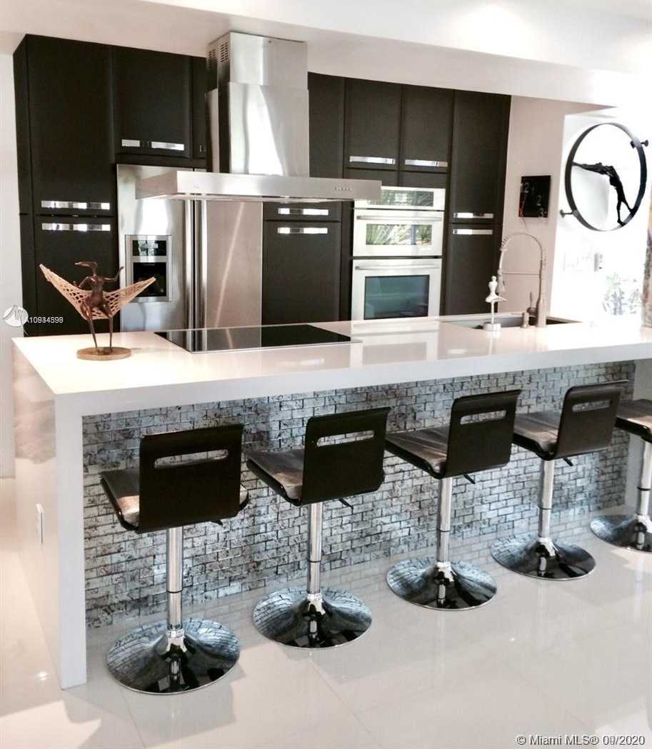 Small Image of 4927 RIVIERA DR, Coral Gables Number 12
