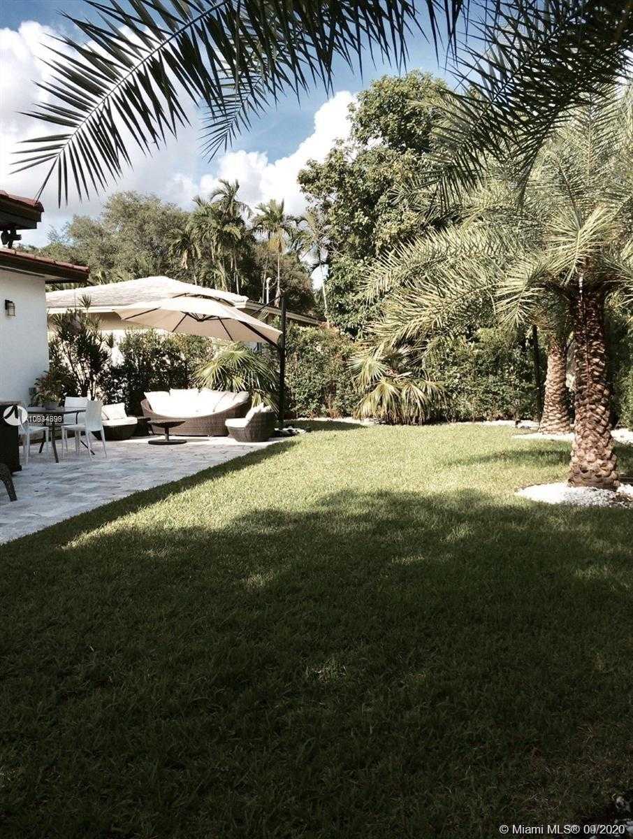 Small Image of 4927 RIVIERA DR, Coral Gables Number 16