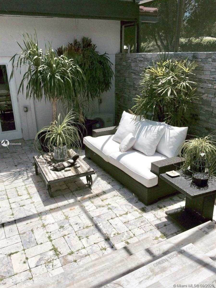 Small Image of 4927 RIVIERA DR, Coral Gables Number 17