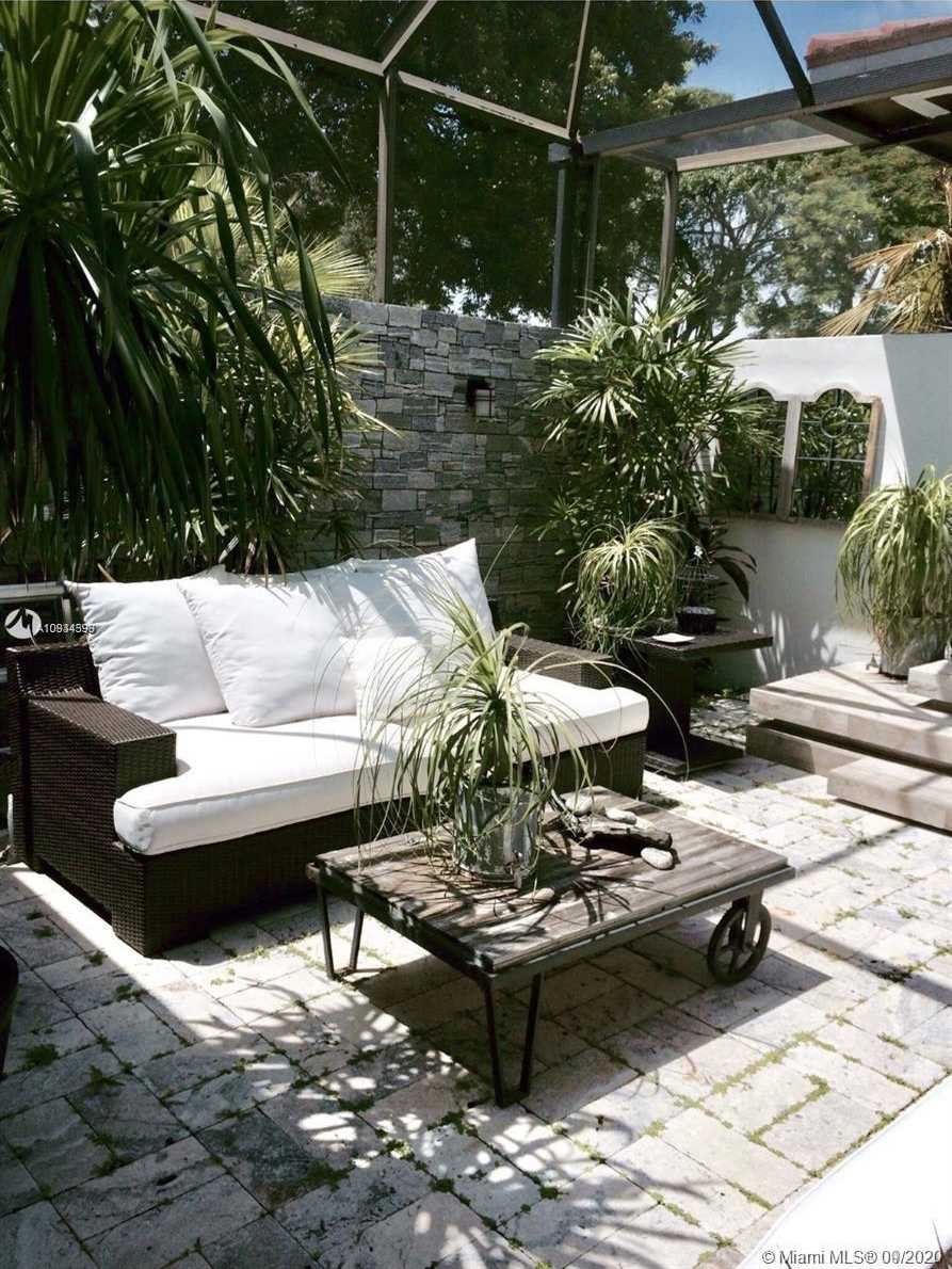 Small Image of 4927 RIVIERA DR, Coral Gables Number 18
