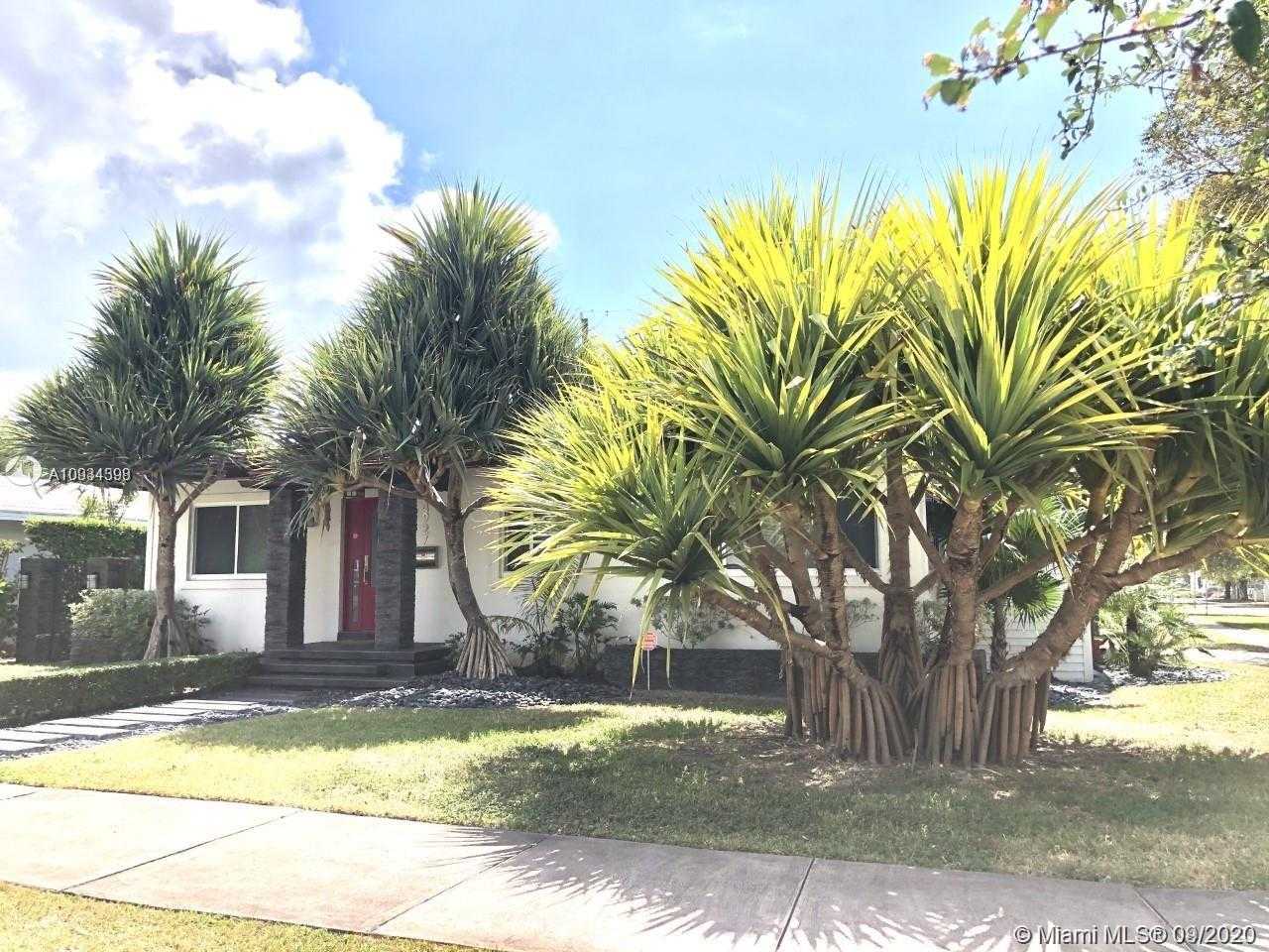 Small Image of 4927 RIVIERA DR, Coral Gables Number 2