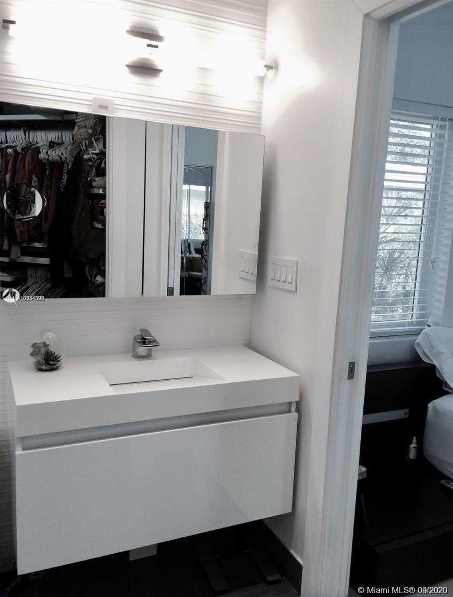Small Image of 4927 RIVIERA DR, Coral Gables Number 21