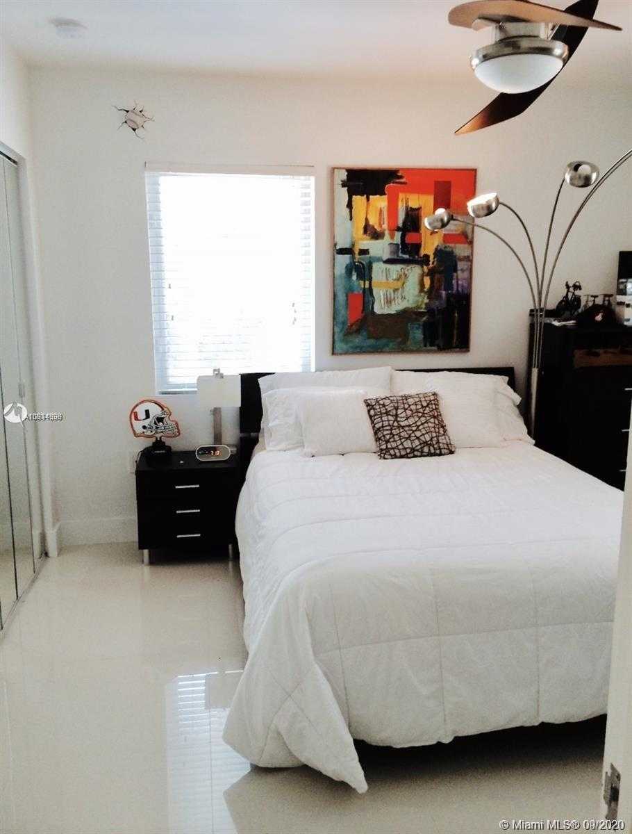 Small Image of 4927 RIVIERA DR, Coral Gables Number 24