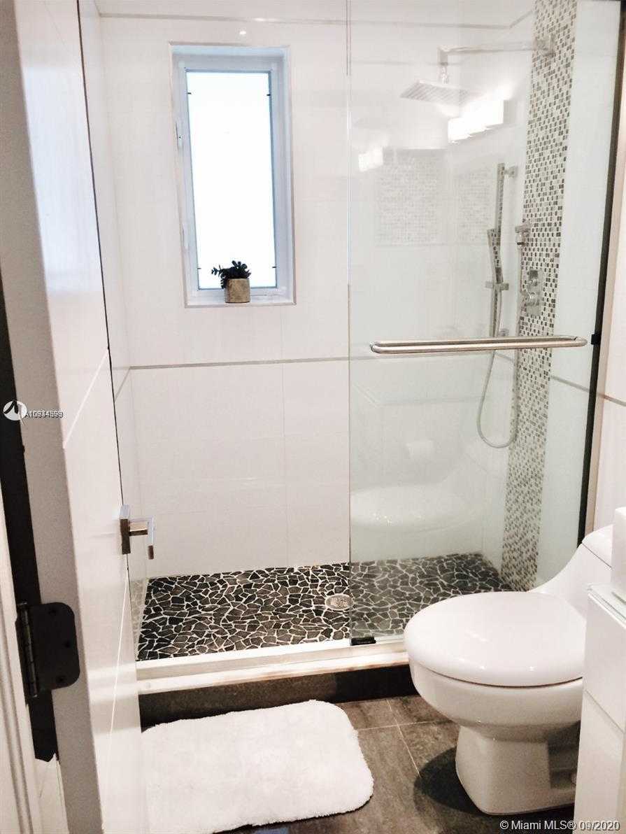 Small Image of 4927 RIVIERA DR, Coral Gables Number 25